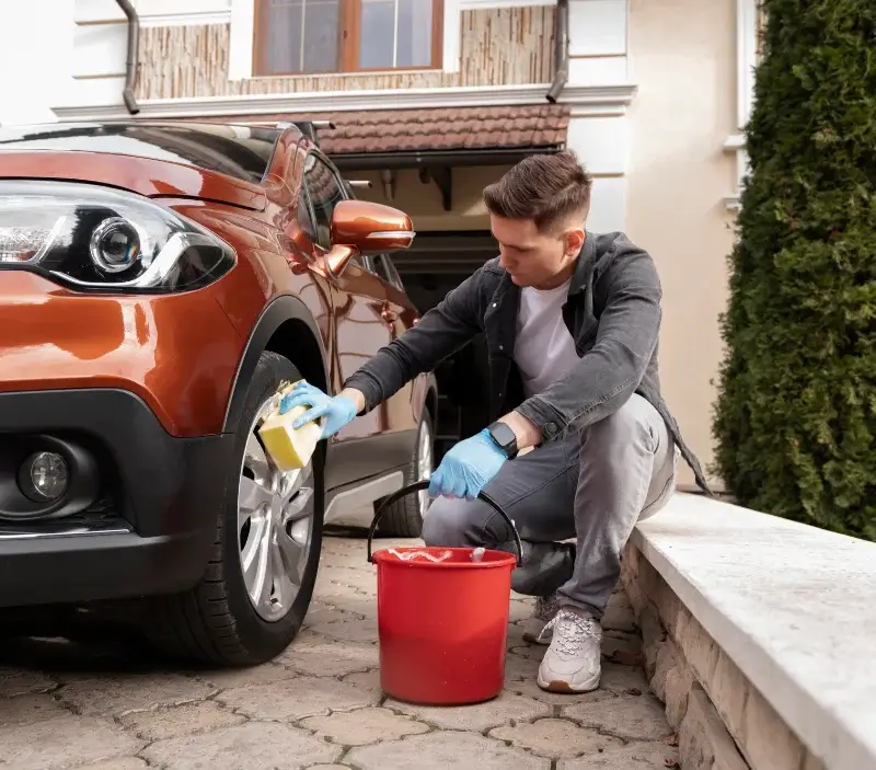 Lavage auto à domicile Menou : professionnel intervenant sur un véhicule